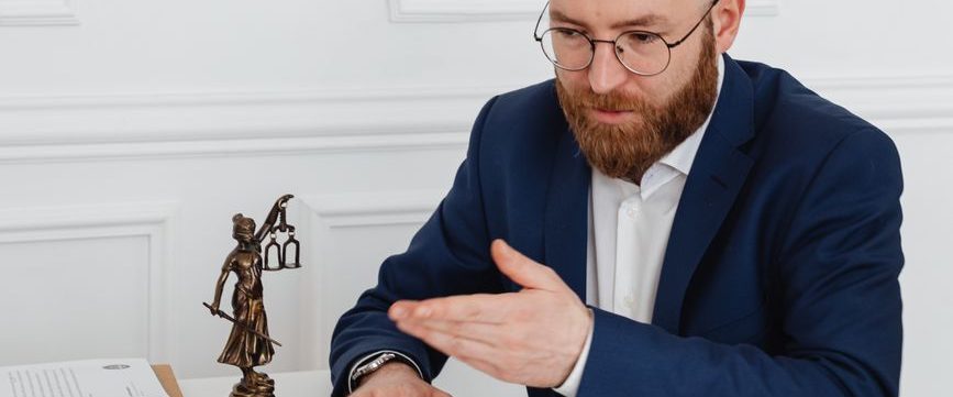 Jogi tanácsadás az ügyfélnek az irodai íróasztalnál